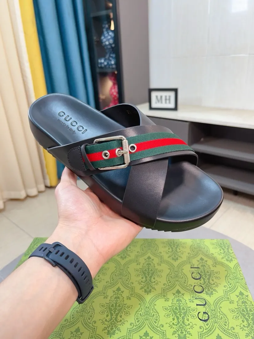 Men's Men's Shoes💰300🌸🌸【GUCCI New Style】This slipper is made of GG polyester fiber and is decorated with the Gucci label on the front, adding a bold logo feel to the style. "Gucci Made in Italy" stamped label Rubber sole Flat Made in Italy Men's sizes 39 to 45, (46. Customized